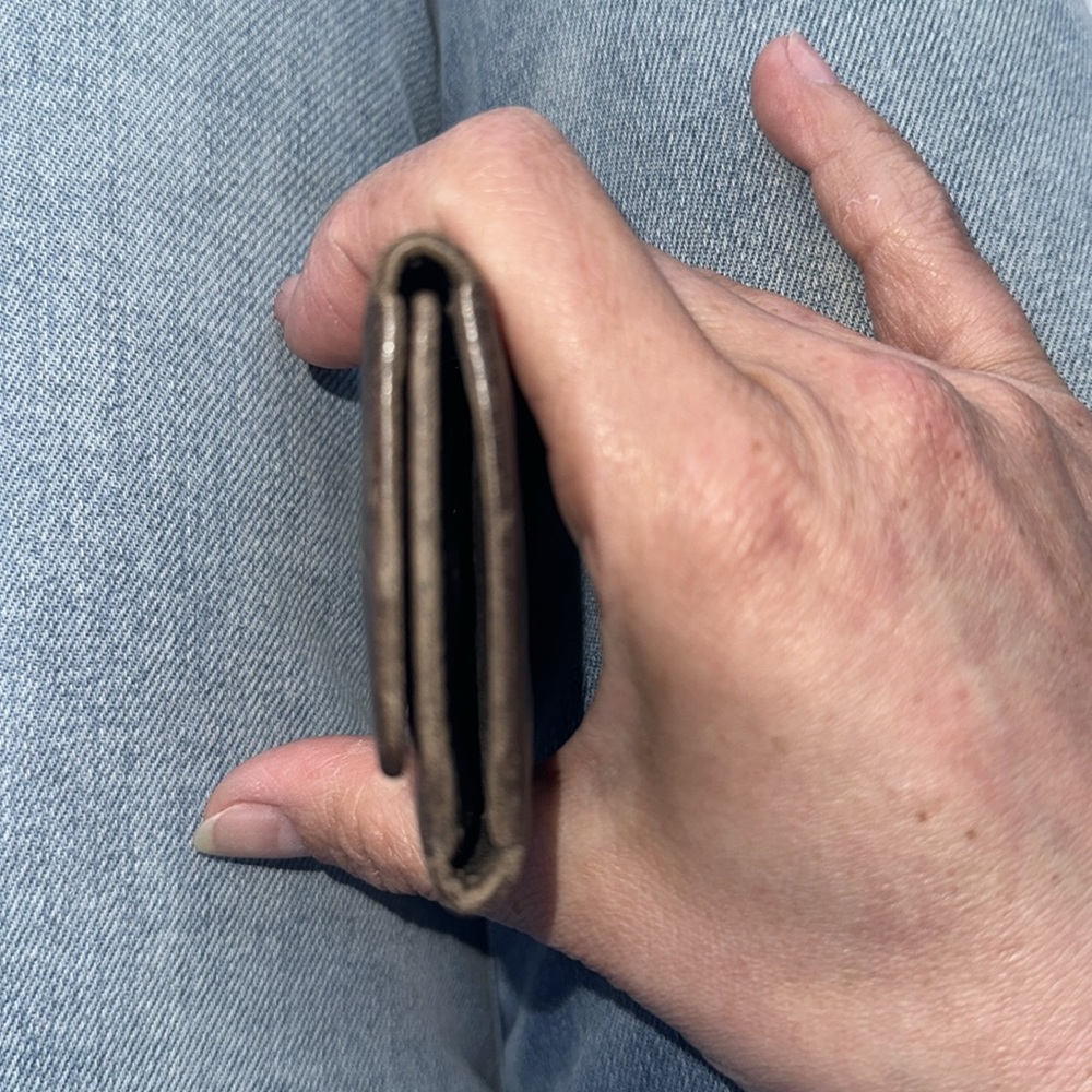 Prada Milano smooth Brown Leather 6 key holder missing 2 teeth - Picture 3 of 11